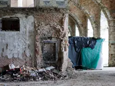 Stracci, cartoni e rifiuti di ogni tipo nei bivacchi ricavati dentro al Silos