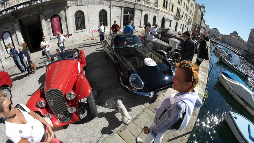 Alcune vecchie “signore” delle quattro ruote davanti a palazzo Gopcevich per la "Trieste Opicina Historic"