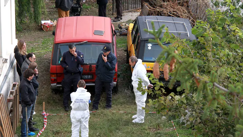 La (vana) ricerca dei resti del corpo di Ramon Polentarutti nel giardino della villetta dove abitava Roberto Garimberti (foto Bonaventura)