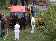 La (vana) ricerca dei resti del corpo di Ramon Polentarutti nel giardino della villetta dove abitava Roberto Garimberti (foto Bonaventura)