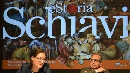 Il curatore di èStoria Adriano Ossola con la vicepresidente Mara Cernic