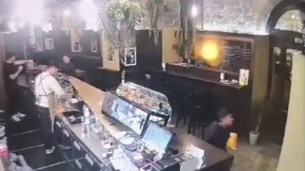 Un fermo immagine del bambino ripreso nel bar “Silk” di via Cadorna