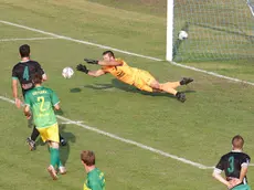 Un'azione di Sistiana-San Luigi, squadre del campionato di Eccellenza