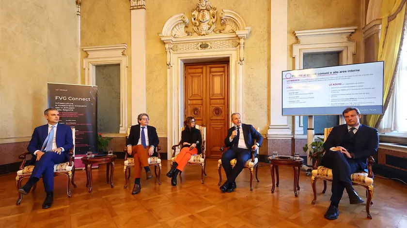 Il convegno “Fvg Connect” su infrastrutture e investimenti innovativi per la regione tenutosi martedì 28 febbraio nel Palazzo della Regione a Trieste. Il forum, moderato dalla direttrice del Piccolo Roberta Giani, ha visto protagonisti Mario Rossetti, amministratore delegato di Open Fiber, il presidente dell’Authority portuale, Zeno D’Agostino, l’head di Vodafone Enterprise Italy, Alessandro Magnino e il vicepresidente Bat Trieste, Andrea Di Paolo, oltre al governatore Fvg Massimiliano Fedriga. Ha introdotto Annalisa Chirico