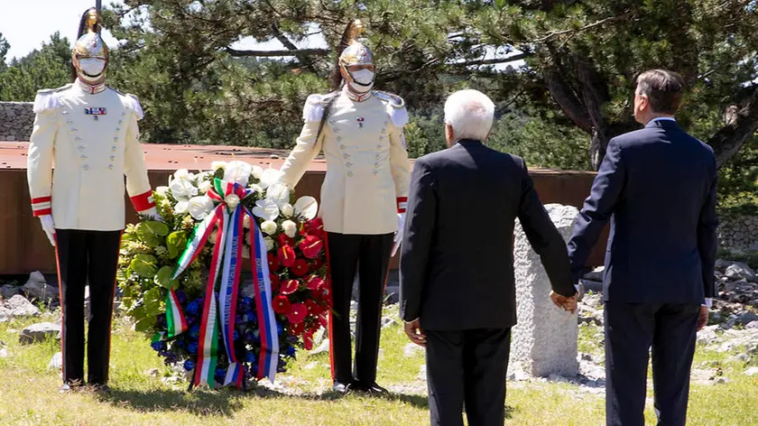 La foto simbolo: Mattarella e Pahor, mano nella mano, davanti alla Foiba di Basovizza