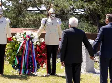 La foto simbolo: Mattarella e Pahor, mano nella mano, davanti alla Foiba di Basovizza