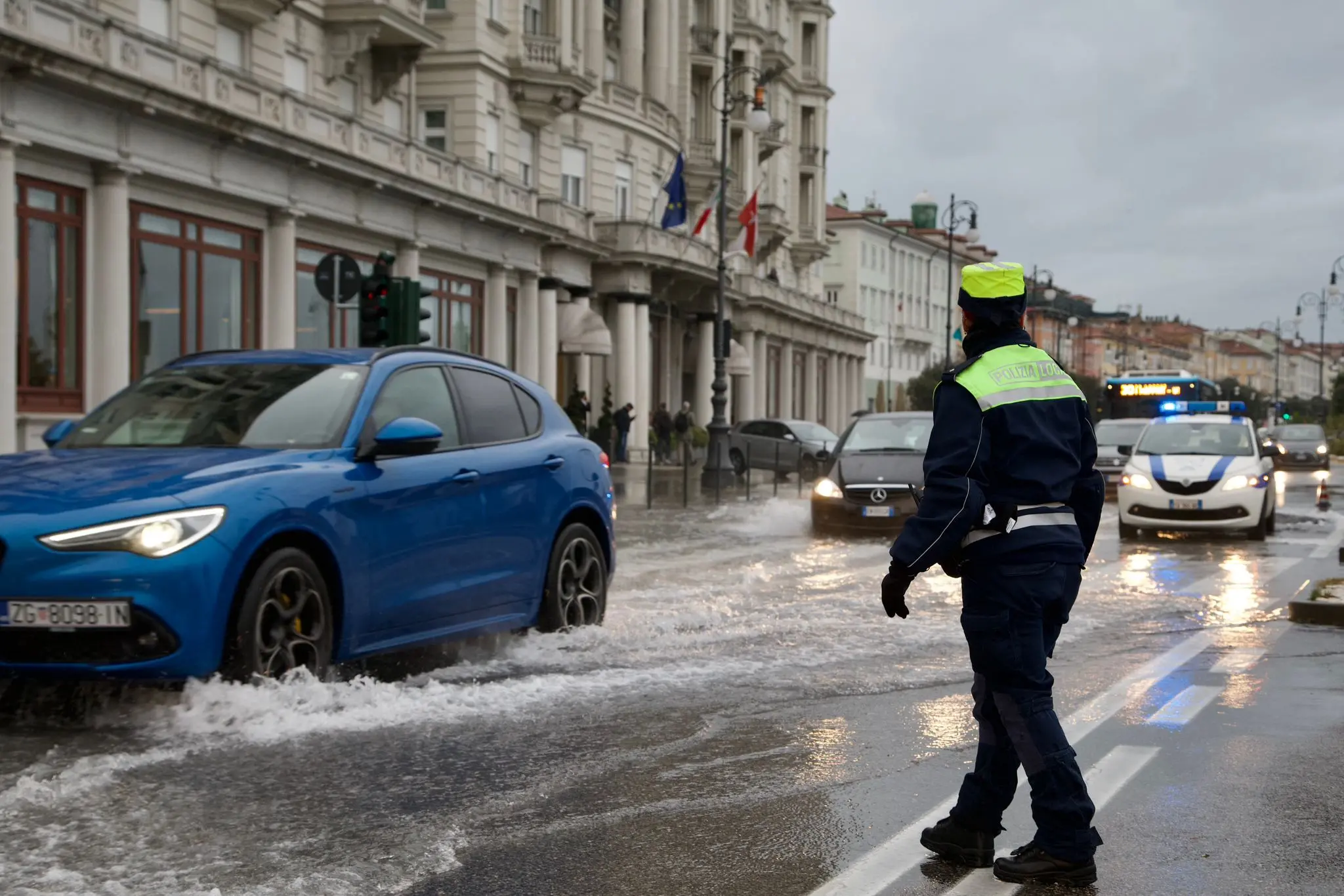 Nelle foto di Andrea Lasorte e Massimo Silvano, le rive di Trieste e la zona di Ponterosso alle prese con l'acqua alta.