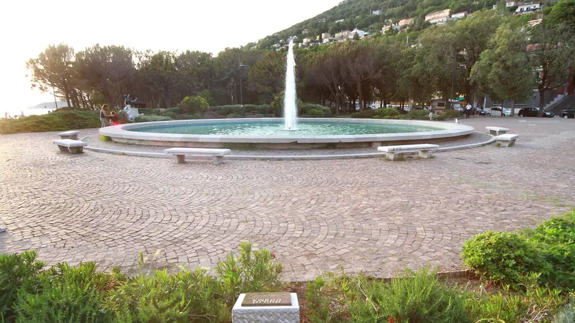 La fontana di Barcola, teatro dell'aggressione