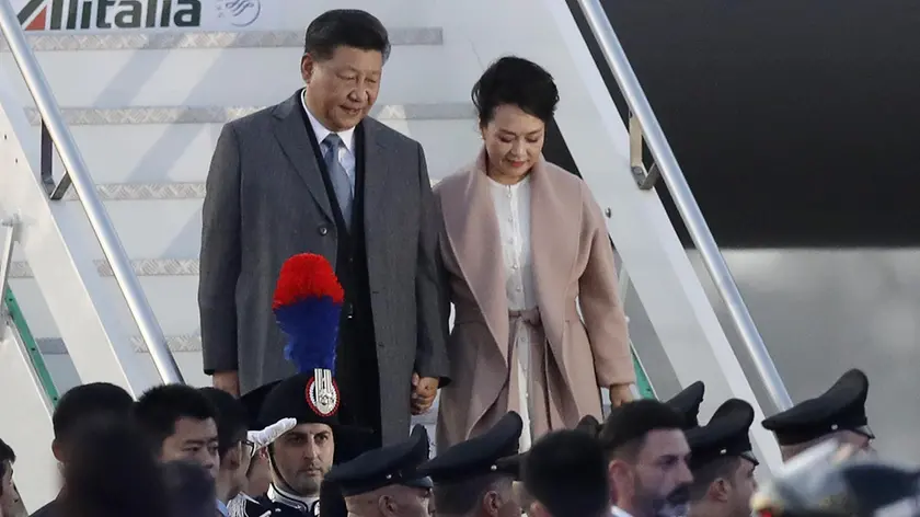 Il Presidente della Cina Xi Jinping e sua moglie Peng Liyuan appena atterrati a Roma, all'aeroporto Leonardo Da Vinci (Fiumicino)