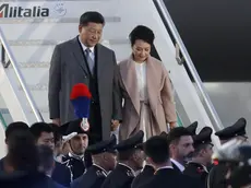 Il Presidente della Cina Xi Jinping e sua moglie Peng Liyuan appena atterrati a Roma, all'aeroporto Leonardo Da Vinci (Fiumicino)