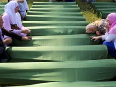 Donne in preghiera sulle tombe di Srebrenica (foto d'archivio)