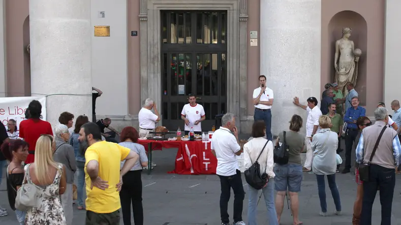 Il sit-in in piazza della Borsa