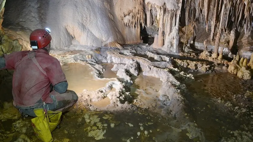 Una foto dello speleologo Louis Torelli della Commissione Boegan nella Grotta Impossibile