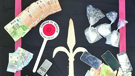 La cocaina, i soldi e i cellulari sequestrati dalla Polizia locale
