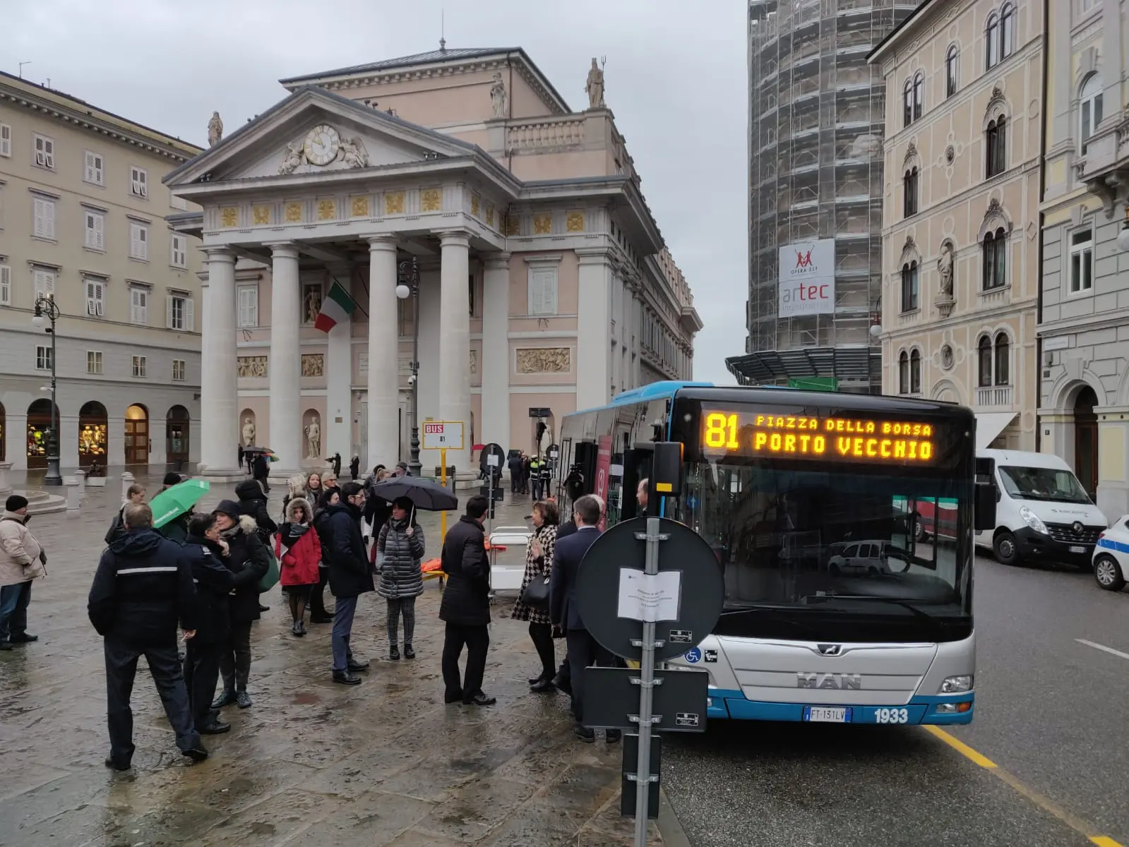 Il bus in partenza da piazza della Borsa