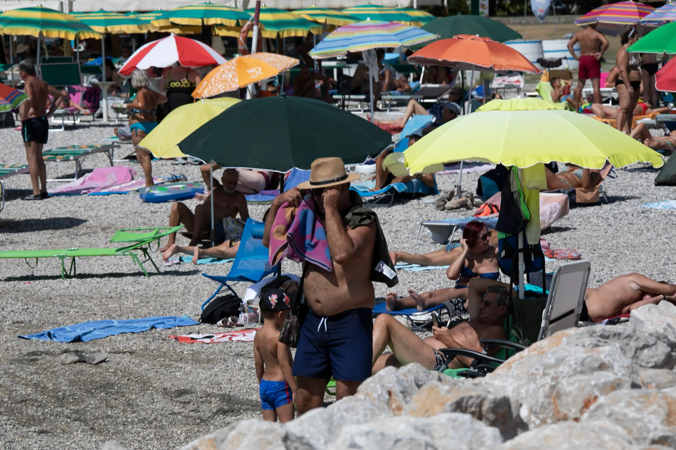 Stabilimenti balneari pieni a Marina Julia. In tanti, compresi turisti stranieri provenienti dalla Francia e dalla Germania, hanno deciso di trascorrere la giornata di Ferragosto nel lido di Monfalcone. Fotoservizio di Katia Bonaventura