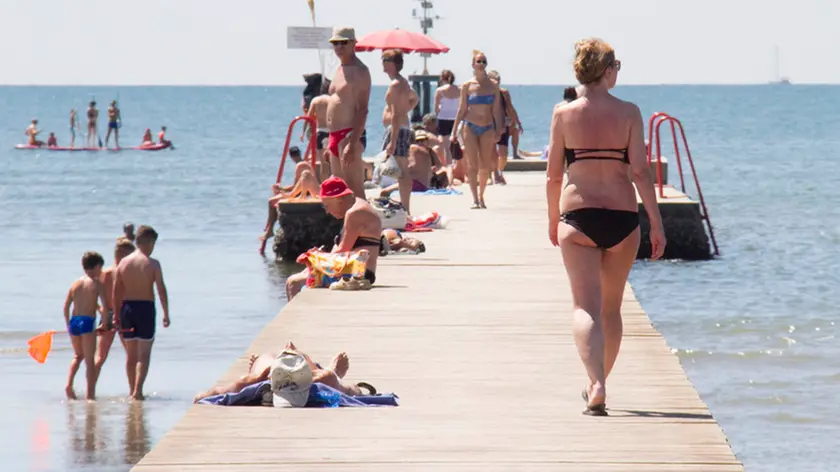 Bagnanti sulla spiaggia di Grado, nel mirino della Procura gli orari e il servizio della Git Foto Katia Bonaventura