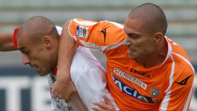 Il centrocampista argentino del Bari,Sergio Bernaldo Almironi (S) ,contrastato dal centrocampista svizzero dell'Udinese,Gokhan Inler (D) ,oggi 31 ottobre 2010 allo stadio San Nicola Di Bari. ANSA/LUCA TURI