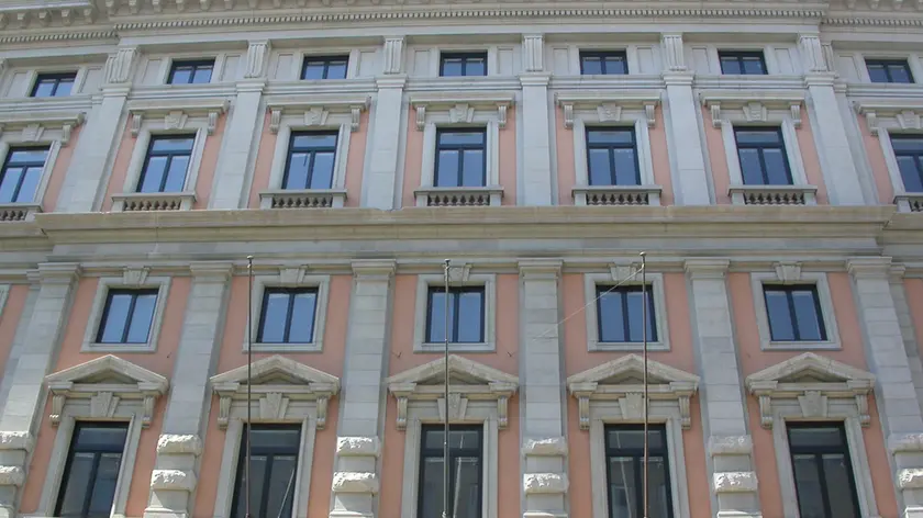 La facciata dell'ex palazzo della regione di via Carducci