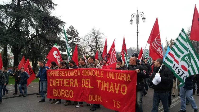 Una recente protesta dei lavoratori della Burgo di Duino