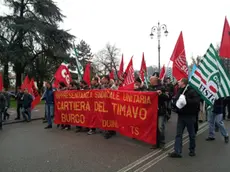 Una recente protesta dei lavoratori della Burgo di Duino