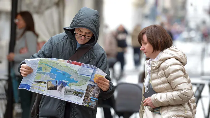 Due turisti con una cartina del Friuli Venezia Giulia