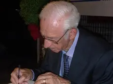 Sergio Cucut mentre firma un suo libro