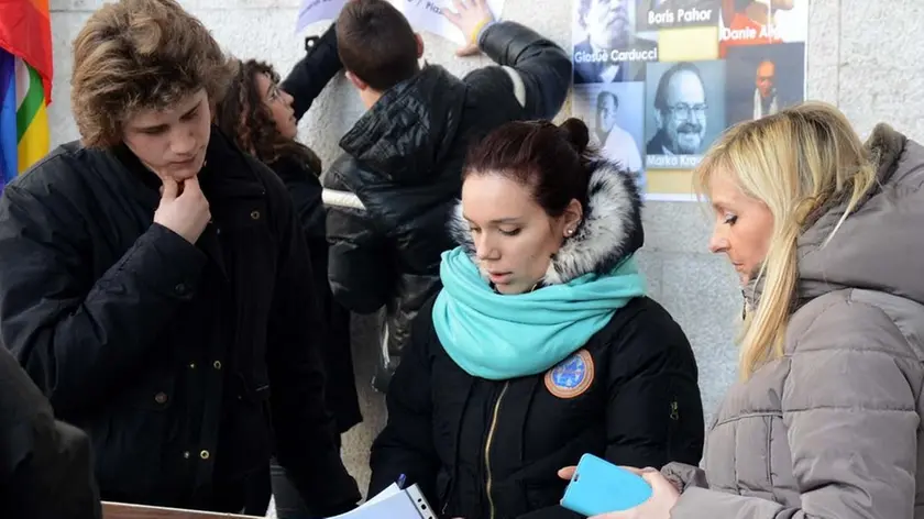 Foto Bruni 26.02.16 P.zza Oberdan-le poesie degli studenti dell'Oberdan