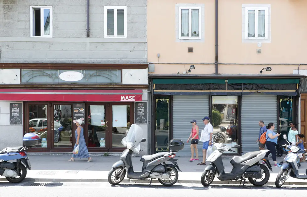 Lasorte Trieste 02/08/17 - Largo Barriera, Negozio Masè Chiuso, a destra Pasticceria Pirona Chiusa