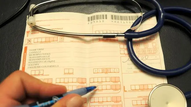 Una ricetta medica fotografata il 14 luglio 2011, a Pisa. ANSA/ FRANCO SILVI
