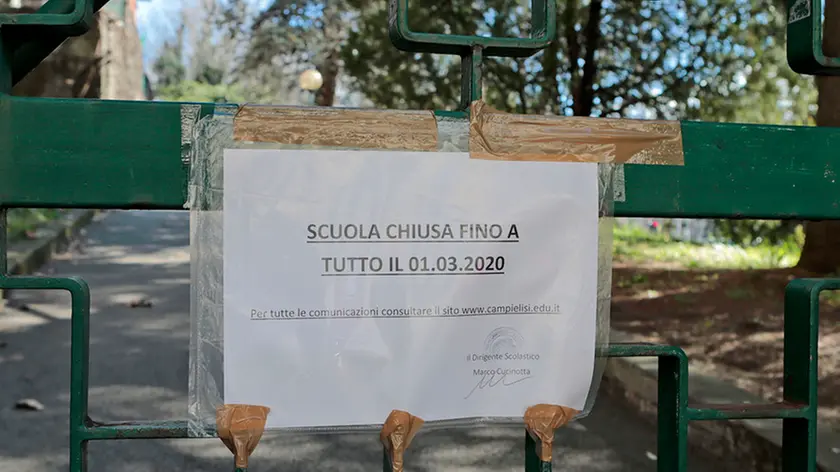 Il cartello di una scuola chiusa a Trieste (Silvano)