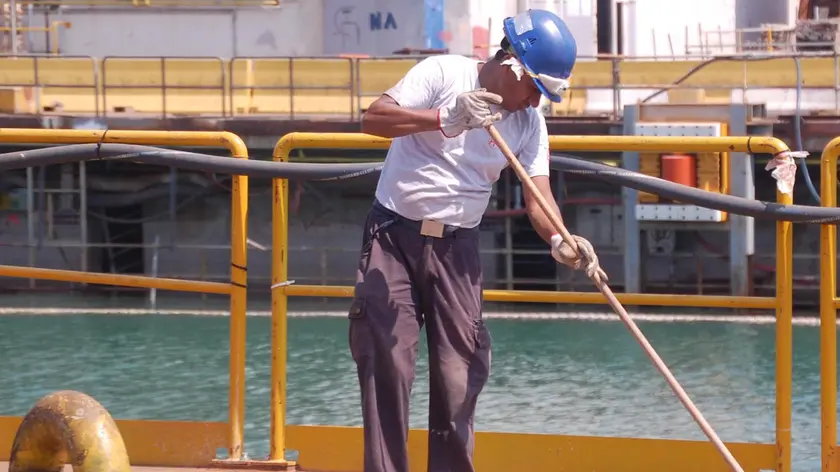 Un operaio al lavoro nello stabilimento di Panzano Foto Bonaventura