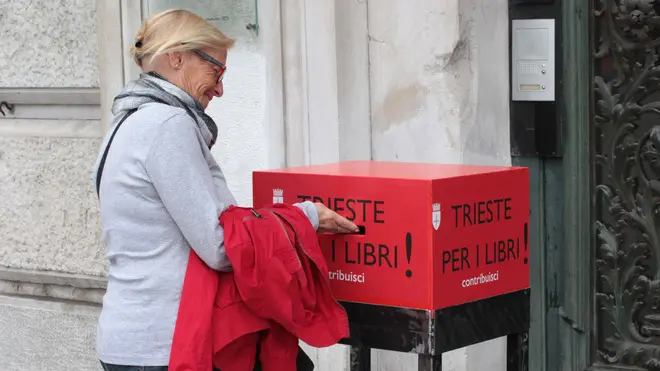 Lasorte Trieste 09/10/13 - Piazza Unità, Municipio, Cassetta Contributi per Libri La Fenice, Cittadina