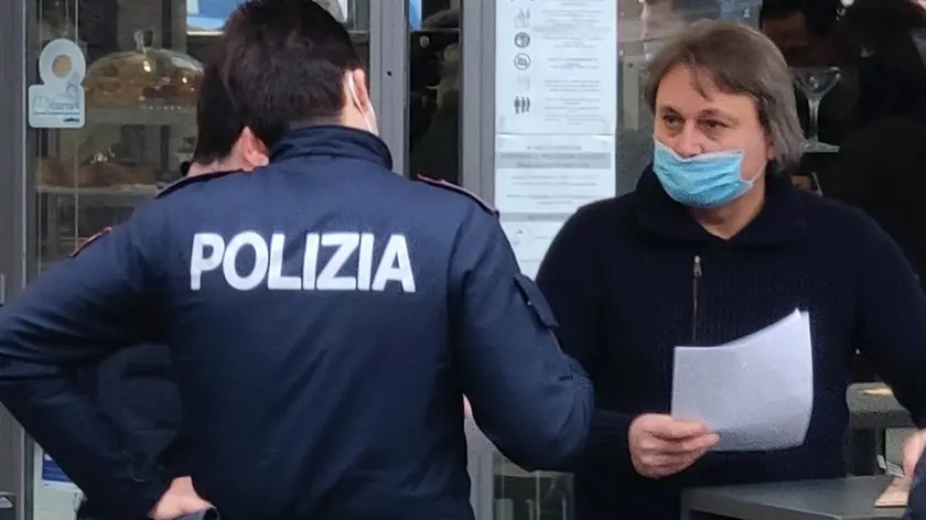 L'esercente mentre riceve un controllo della polizia (foto Lasorte)