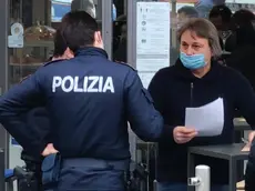 L'esercente mentre riceve un controllo della polizia (foto Lasorte)