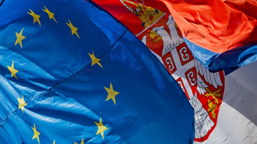 La bandiera dell'Europa sventola accanto a quella della Serbia