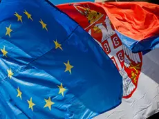 La bandiera dell'Europa sventola accanto a quella della Serbia