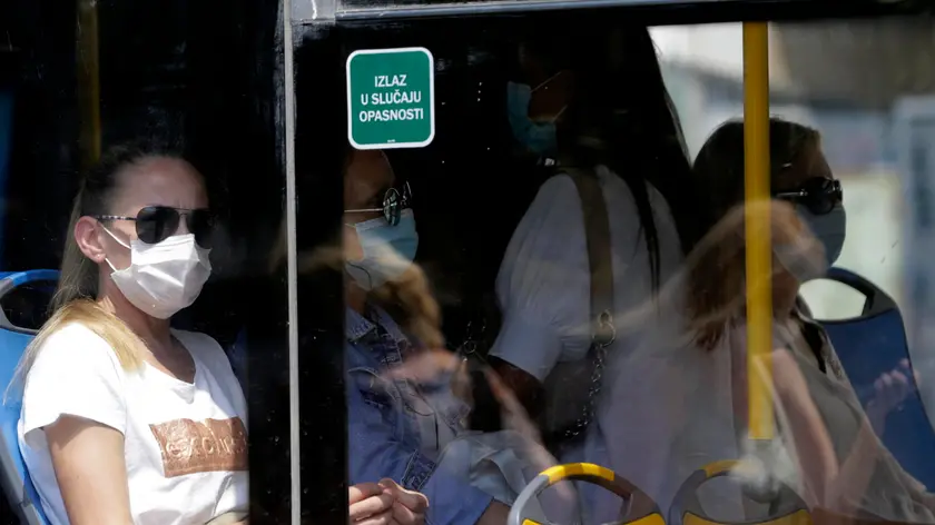 Un autobus a Belgrado (Foto Ansa Epa)