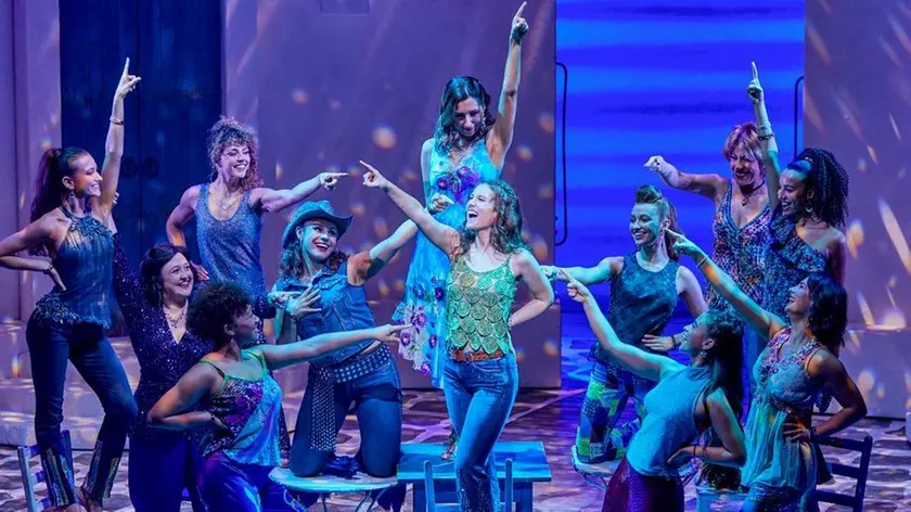 Alcune immagini da “Mamma Mia!”, il musical dei record: il tour internazionale farà tappa a Trieste dal 23 al 27 aprile 2025 e a Milano dal 30 aprile all’11 maggio 20
