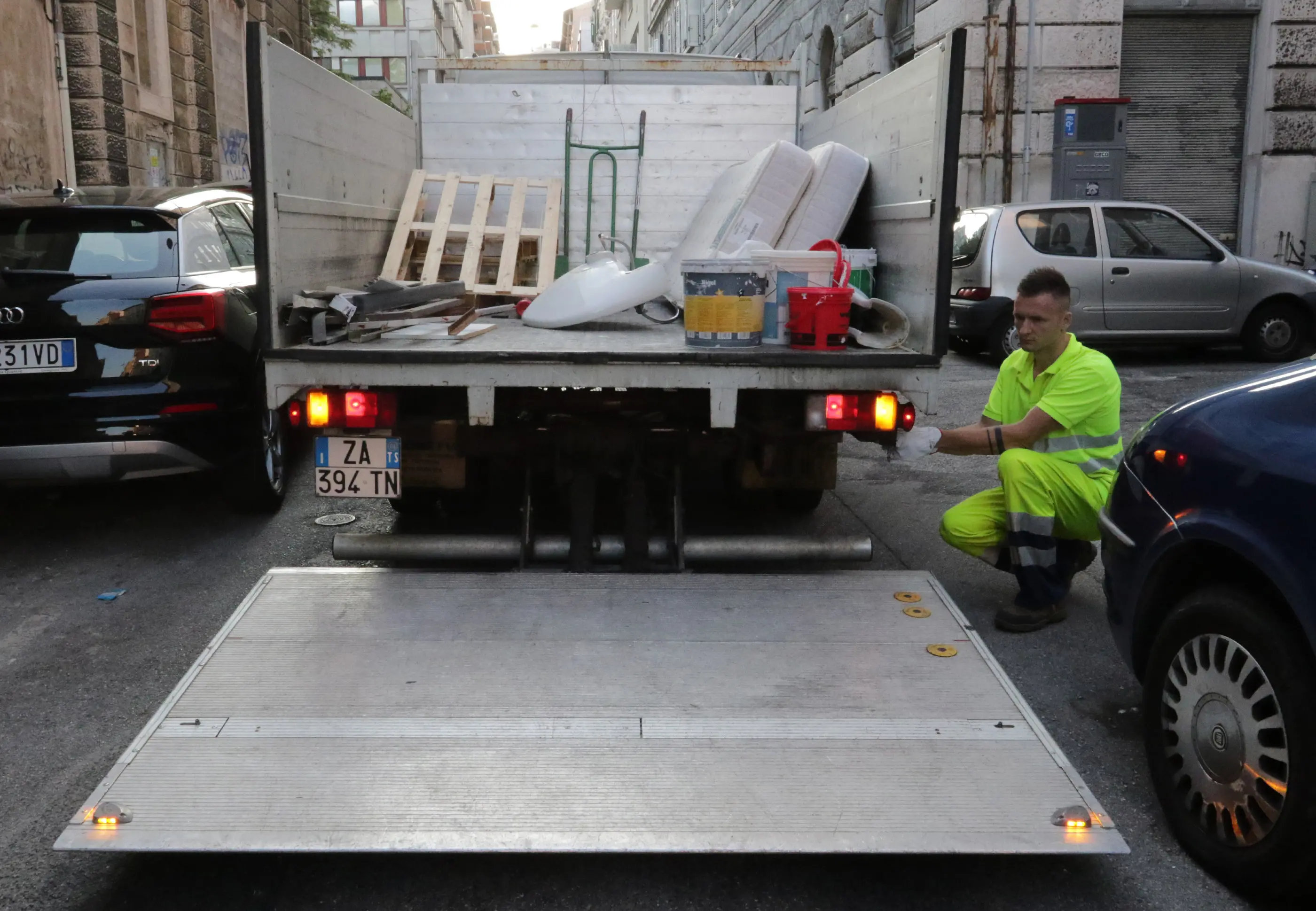 Lasorte Trieste 25/07/19 - AcegasAps, Raccolta Rifiuti Ingombranti Lasciati in Strada, Via Gambini