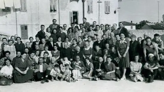 Un folto gruppo di esuli istriani a Grado in un'immagine del 1947