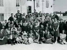 Un folto gruppo di esuli istriani a Grado in un'immagine del 1947