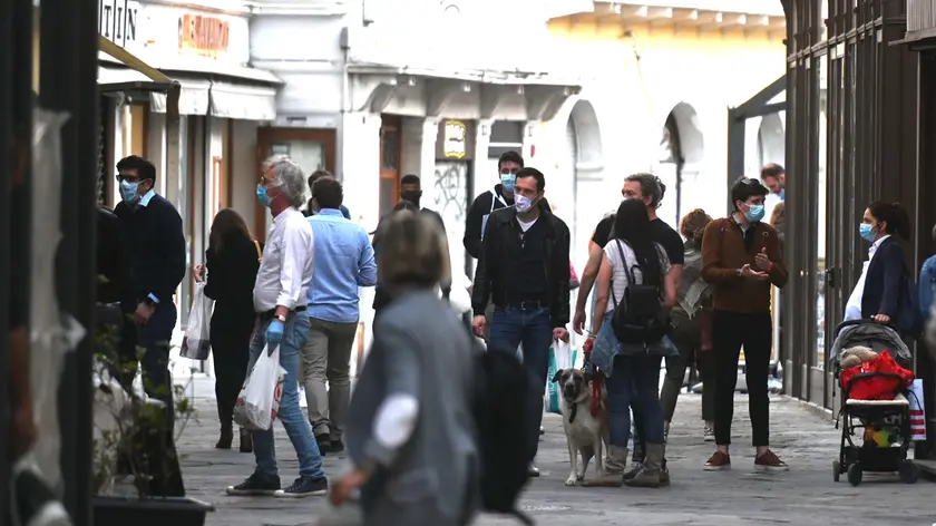 Foto BRUNI Trieste 09.05.2020 Emergenza Corona virus: gente in via Torino e citta vecchia