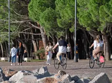 Due ciclisti a Barcola (Foto Silvano)