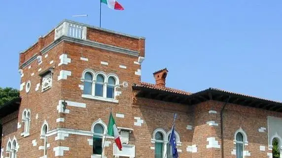 Monfalcone 31 maggio Ronchi dei L. municipio con bandiera foto Meta