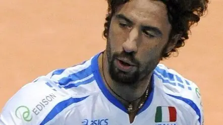 epa01373079 Vigor Bovolenta (R) of Italy is congratulated by Gustavo Porporatto of Argentina after their volleyball game for the last round of the FIVB Men's World Olympic Qualification Tournament, in Tokyo, Japan, 8 June 2008. Italy, the unbeaten leaders of this event after seven matches defeated Argentina 3-2 to qualify for the Olympic Games. EPA/FRANCK ROBICHON