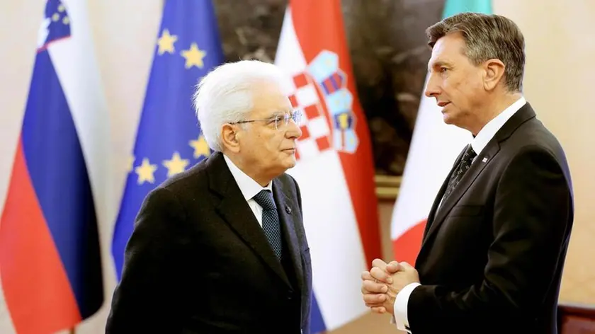 Il presidente della Repubblica Sergio Mattarella al Castello di Brdo accolto dal presidente della di Slovenia Borut Pahor in occasione delle celebrazioni per il rinnovo del suo mandato presidenziale, 13 gennaio 2018. ANSA/AMMENDOLA/UFFICIO STAMPA QUIRINALE ++ NO SALES, EDITORIAL USE ONLY ++