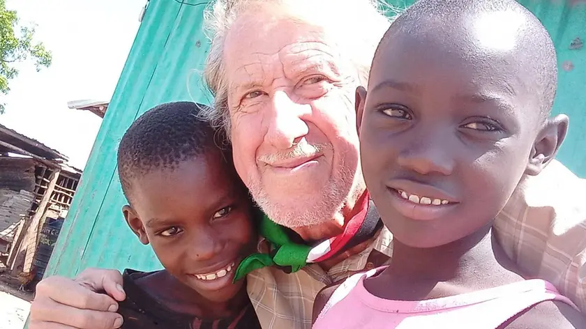 Marco Drabeni con due dei giovani che aiuta in Kenya
