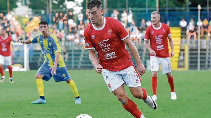 Il centrocampista alabardato Andrea Vallocchia autore della rete decisiva sul campo della Virtus Verona
