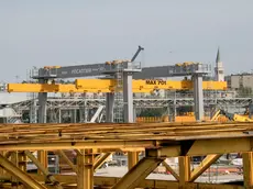 Nella giungla di gru (grue per i vecchi cantierini e nell’eccellente libro “La tuta gialla) svetta il campanile del duomo. In una simbiosi ineluttabile nella città dei cantieri. E delle navi. Foto Bonaventura